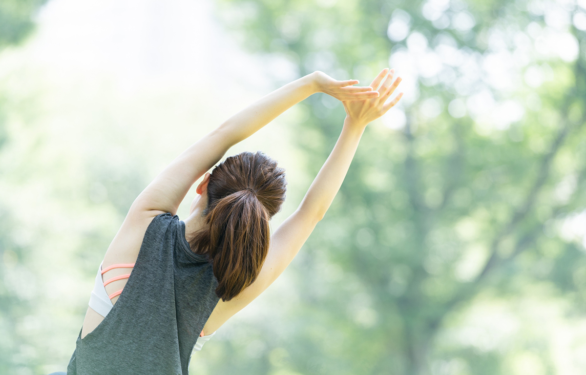 背のびをしている女性