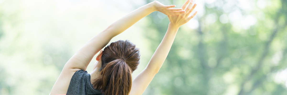 伸びをする女性