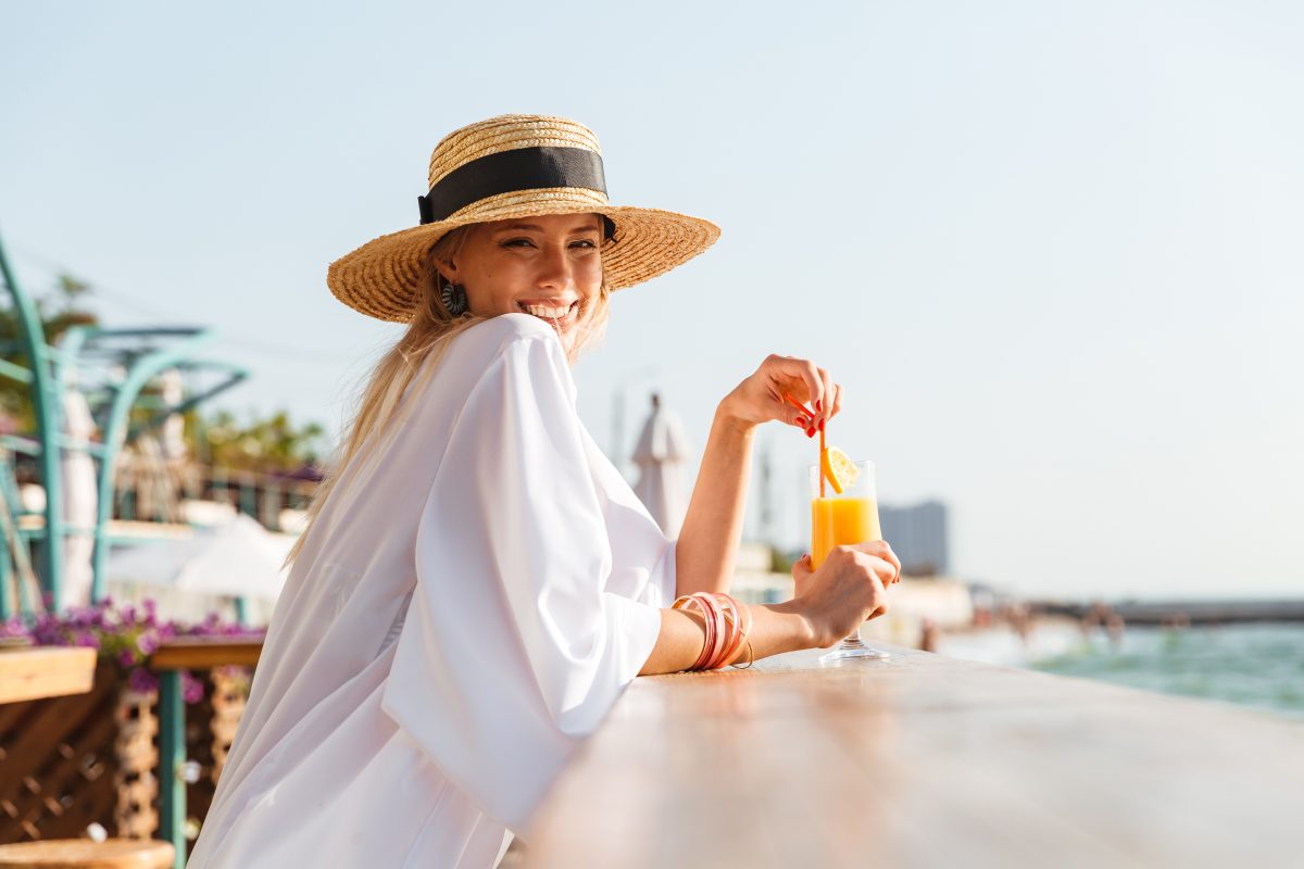 夏のリゾート地でバケーションを楽しむ女性