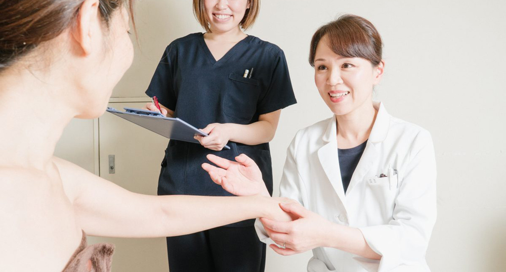 皮膚科専門医の診察　医療脱毛